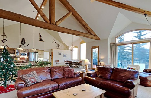 Corinthian Hills House | 388 m² House ∙ 5 bedrooms ∙ 12 guests