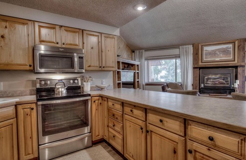 Four O'Clock Condo | 3bd Ski-in, Top Floor &Walk to Main Street