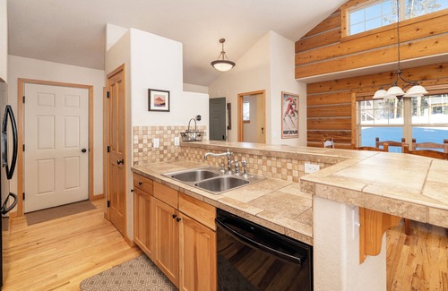 Rendezvous House | 40 Reunion Ct w/private hot tub