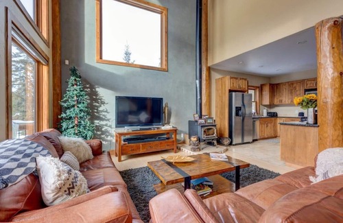 Blue River House | 400 Whispering Pines Cr.