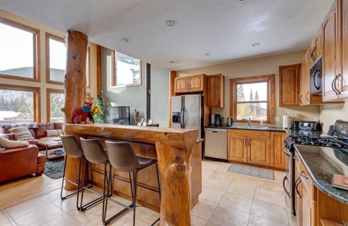 Blue River House | 400 Whispering Pines Cr.
