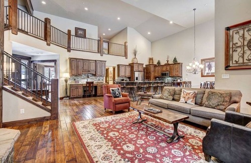 Blue River House | 409 m² House ∙ 5 bedrooms ∙ 10 guests