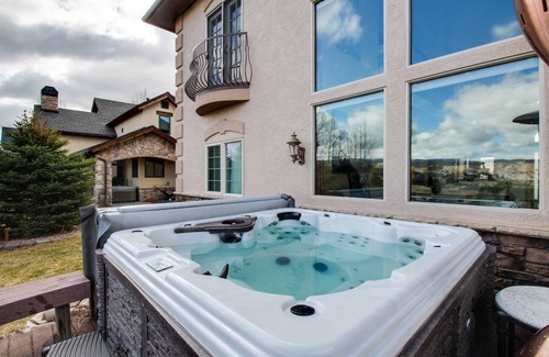 Gypsum House | 421 m² House ∙ 5 bedrooms ∙ 12 guests