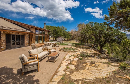 Loghill Village House | 434 m² House ∙ 6 bedrooms ∙ 12 guests
