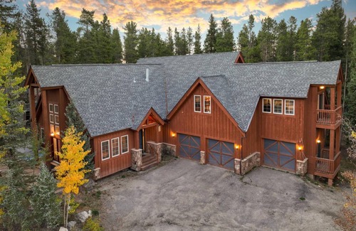 Peak 8 House | 525 m² House ∙ 7 bedrooms ∙ 25 guests