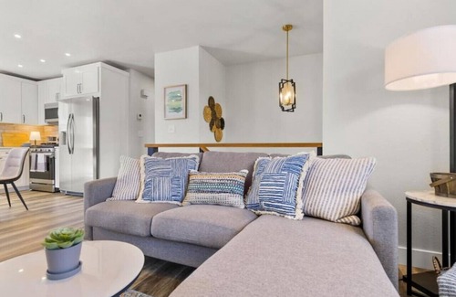 Monument House | 54 Washington St · HOT TUB, Newly Remodeled, Stunning Mountain views!