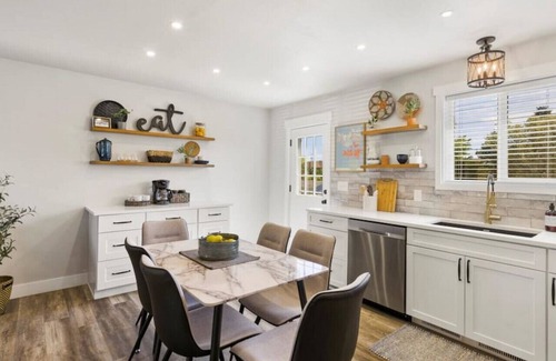 Monument House | 54 Washington St · HOT TUB, Newly Remodeled, Stunning Mountain views!