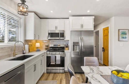 Monument House | 54 Washington St · HOT TUB, Newly Remodeled, Stunning Mountain views!