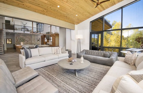 Highland Meadows House | 593 m² House ∙ 5 bedrooms ∙ 14 guests