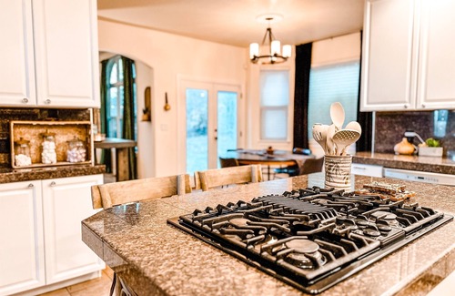 Applewood West House | 5BR Lux Family Getaway: Ski, Hot tub, Pool & Poker