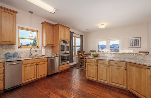 Granby Cabin | 6 BDR + Bonus Room, 12 BDS, Hot Tub, Cinema, Skiing, Golf!