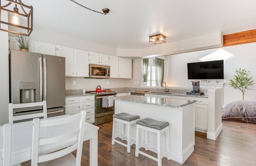 Denver House | 6 Mi to Dtwn: Arvada Home w/Hot Tub & Yard