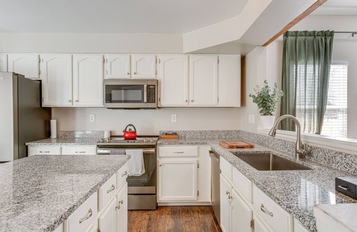 Denver House | 6 Mi to Dtwn: Arvada Home w/Hot Tub & Yard