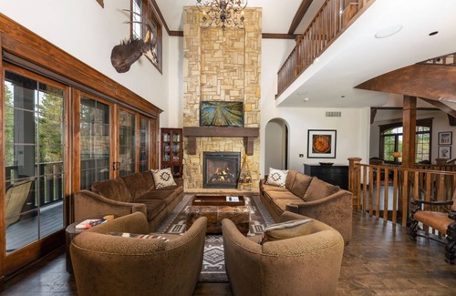 Baldy Mountain House | 750 m² House ∙ 8 bedrooms ∙ 18 guests