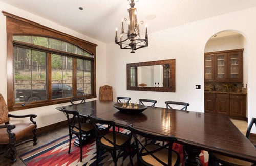 Baldy Mountain House | 750 m² House ∙ 8 bedrooms ∙ 18 guests
