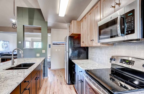 Baldy Mountain House | 7th Night FREE + Hiking/Biking at your door|Huge Condo w/Views|BBQ|Fireplace|Town Shuttle Close