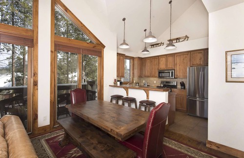 Four O'Clock Condo | 7th Nt FREE!Slide to Slopes|Hot Tub/BBQ/Views! Close to Town, Lift & Shuttle!