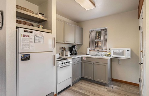 Estes Park Cabin | 80 m² Cabin ∙ 2 bedrooms ∙ 6 guests