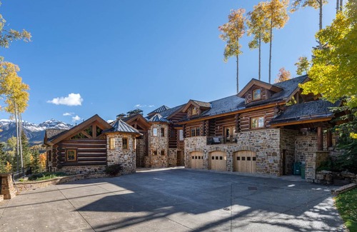 Mountain Village House | 845 m² House ∙ 6 bedrooms ∙ 14 guests