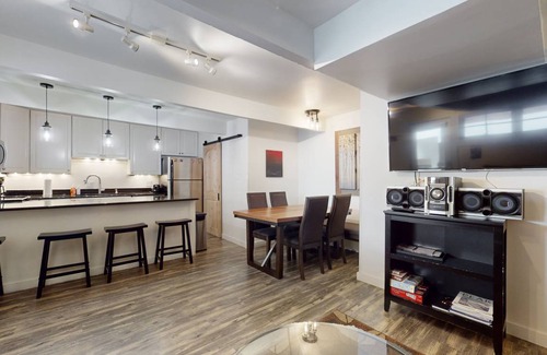 Downtown Condo | 86 m² Condo ∙ 2 bedrooms ∙ 4 guests