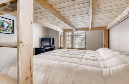The Highlands Apartment | 87 Highland Greens by Book by Owner