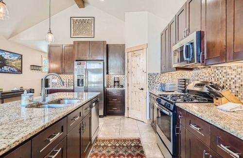 Warrior's Mark House | 87 Maggie. Walkability! Shuttle. Pet friendly.