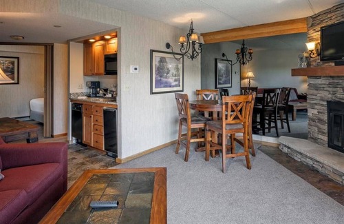 Peak 9 Apartment | 9 Hot Tubs! Ski-In/Ski-out Suite
