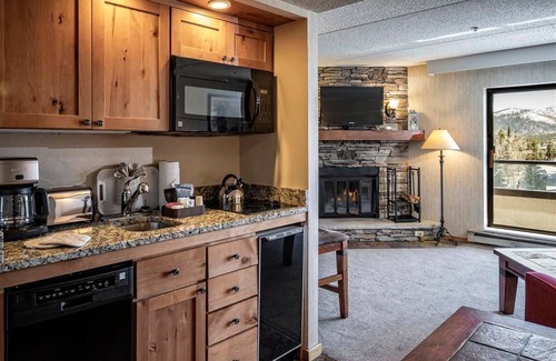 Peak 9 Apartment | 9 Hot Tubs! Ski-In/Ski-out Suite