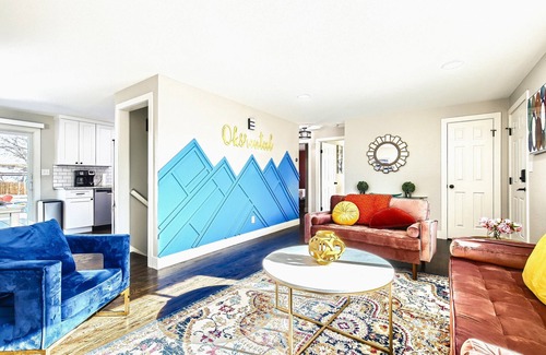 Dupont House | Allow Pets, View of Downtown, 5mins to Waterworld, Game Room, Firepit, Hot Tub
