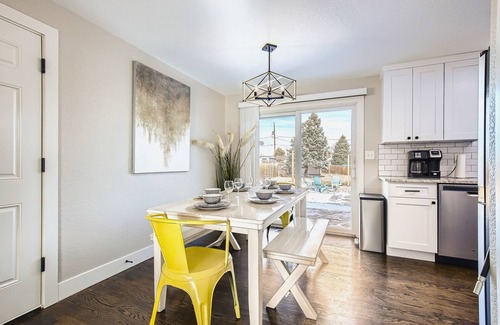 Dupont House | Allow Pets, View of Downtown, 5mins to Waterworld, Game Room, Firepit, Hot Tub
