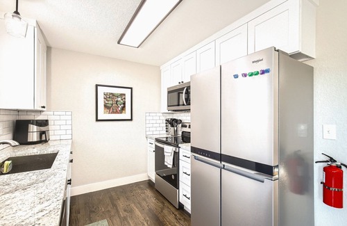 Dupont House | Allow Pets, View of Downtown, 5mins to Waterworld, Game Room, Firepit, Hot Tub