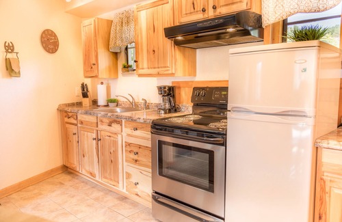Estes Park House | Alpine Trail Ridge Inn - Western King Suite