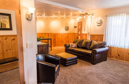 Estes Park House | Alpine Trail Ridge Inn - Western King Suite