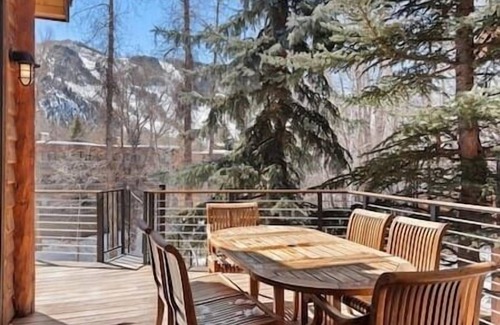 Aspen House | Amazing 4 bedroom 4.5 bath Hot Tub, Fire Place!