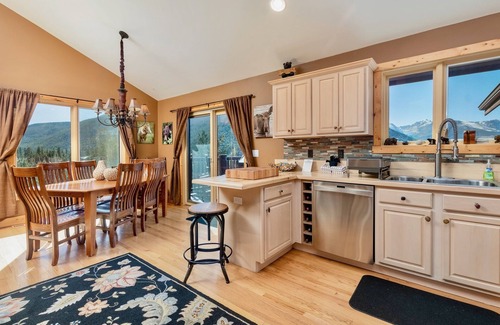Windcliff Estates House | Awestruck Luxury Vacation Home at Windcliff by RedAwning