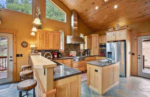 Florissant Cabin | Bear Cub Lodge- Amazing Pikes Peak View! Hot tub! Ping Pong Table! 6 Acres! WiFi