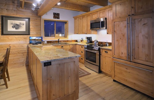 Crested Butte House | Bear Vista/Ideal Log Home with Endless Views! 5 Bedroom With Hot Tub!