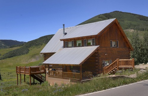 Crested Butte House | Bear Vista/Ideal Log Home with Endless Views! 5 Bedroom With Hot Tub!
