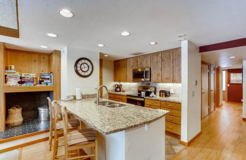 Lakeside Village Apartment | Beautiful 4Br Condo-Decatur 1789-Kids Ski Free! condo