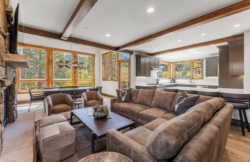 Copper Mountain House | Beautiful Executive Ski In/Ski Rooftop Hot tub! Pet Friendly LR962