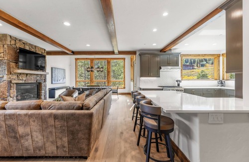 Copper Mountain House | Beautiful Executive Ski In/Ski Rooftop Hot tub! Pet Friendly LR962