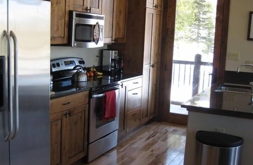 Wildernest House | Beautiful Modern Townhome! Stunning Mountain Views! Best Clubhouse!
