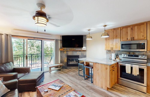Steamboat Springs Condo | Beautiful studio close to Thunderhead Lift w/shared pool & hot tub, WiFi, deck
