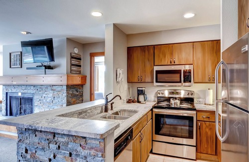 Lakeside Village Condo | Beautifully Renovated 1Br Condo~Sleeps up to 4
