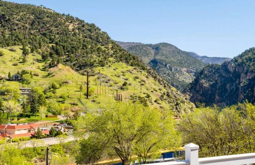 Glenwood Springs House | Beautifully Updated Room w/River Views near History Buffs and Outdoor Fun