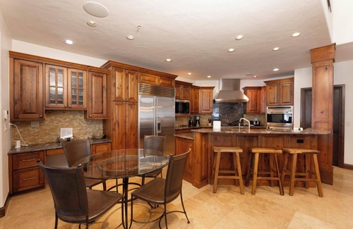 Copper Mountain House | Bee Line Escape: Ski-in/out, Golf, Private Hot Tub, Elevator, Sauna
