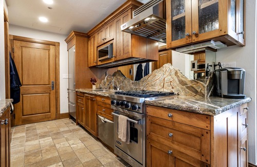 Highlands Townhomes Condo | Best Rates on Beaver Creek's best ski in ski out- McCoy Peak lodge