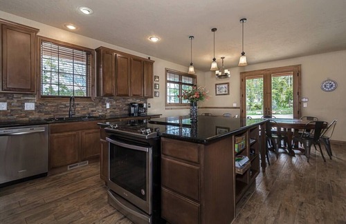 Fraser House | Big 3 Story Home, Shuttle, Hot Tub, Close!