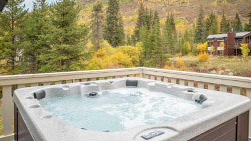 Vail House | Bighorn by AvantStay Spacious Ski Cabin w Sprawling Porch Views Hot Tub