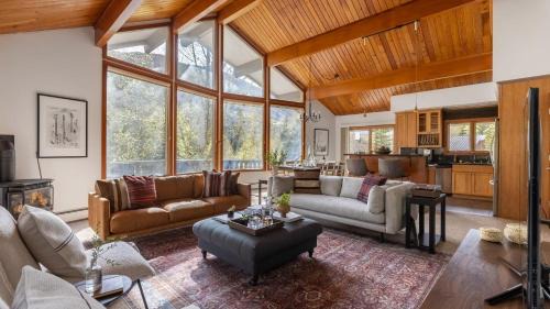 Vail House | Bighorn by AvantStay Spacious Ski Cabin w Sprawling Porch Views Hot Tub